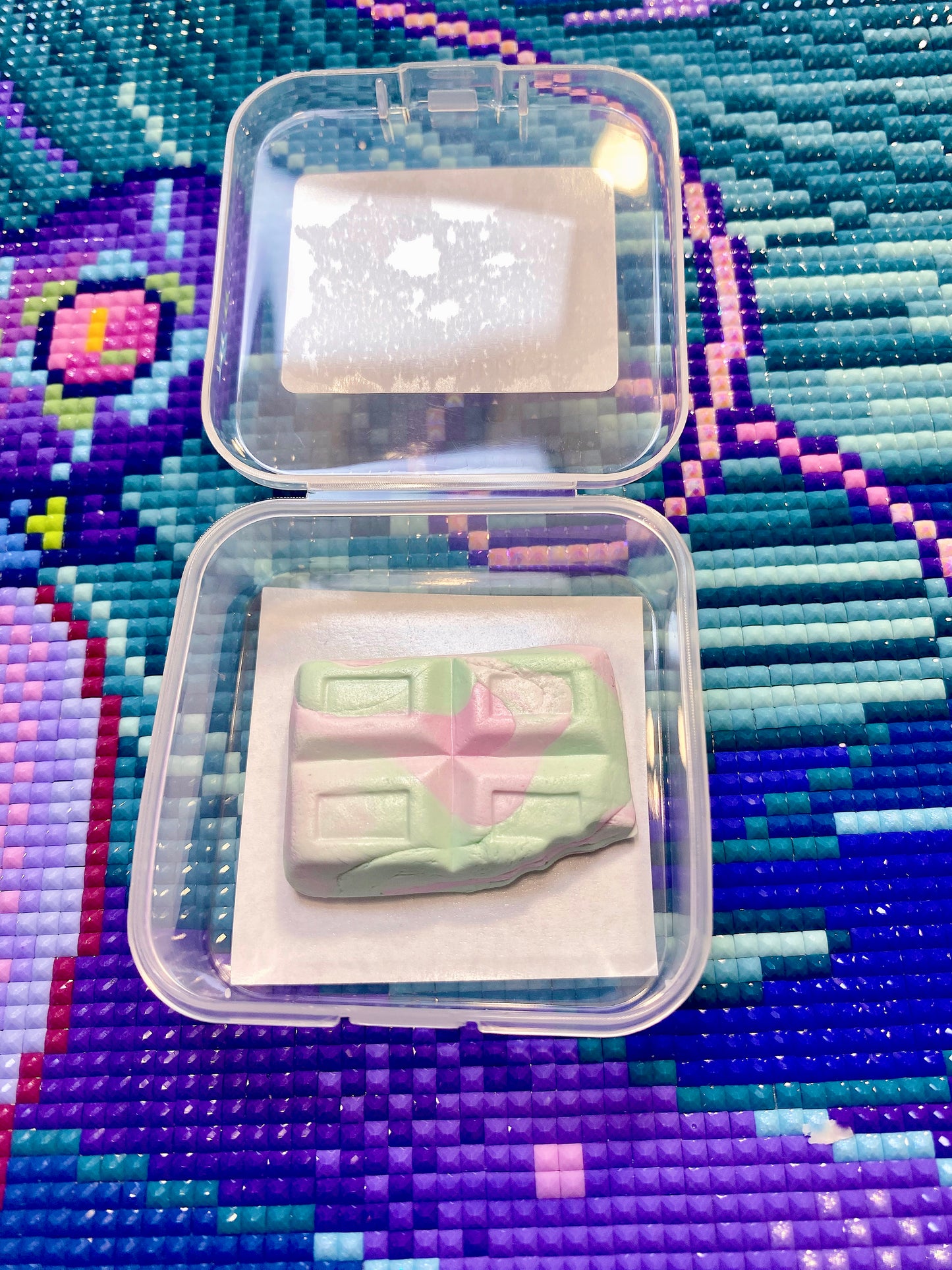 Chocolate Bar. Pink/Green. Wt. 10-11g. Scent: Chocolate