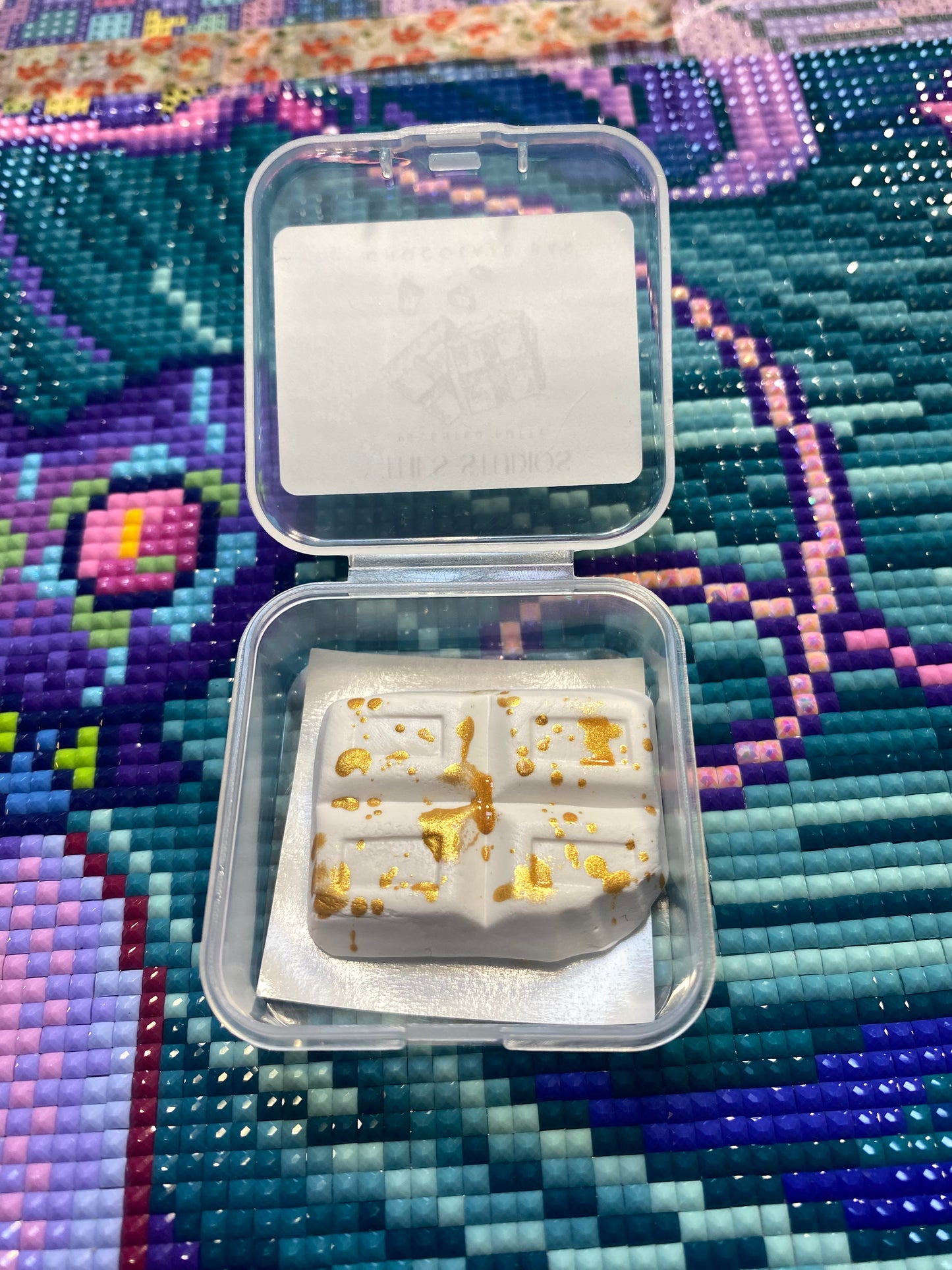 Chocolate Bar. White. Wt. 10-11g. Scent: Jasmine