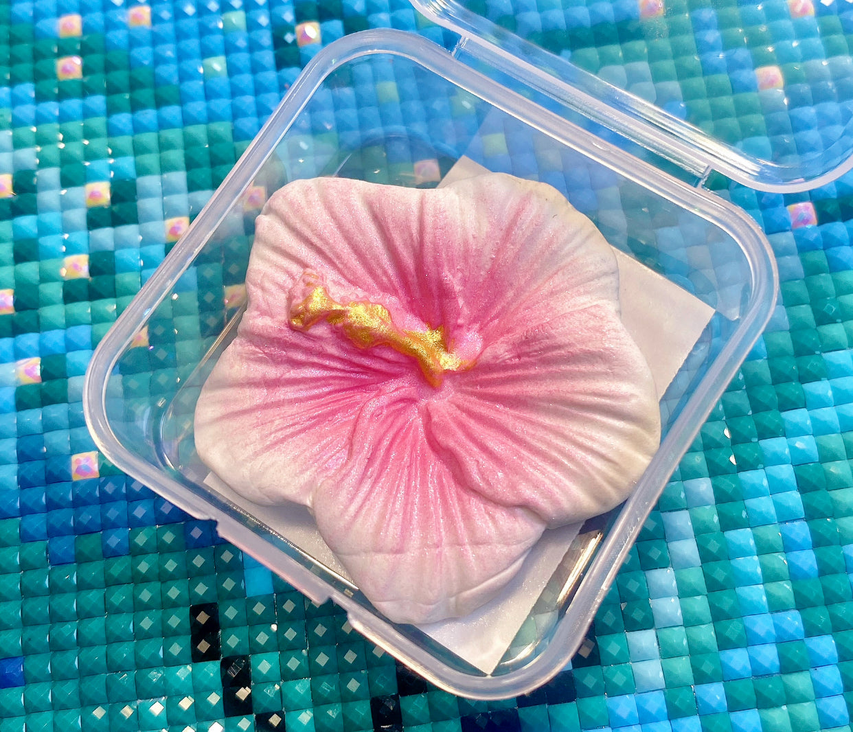 Hibiscus Flower. Pink/White. Wt. 10-11g. Scent: Mango