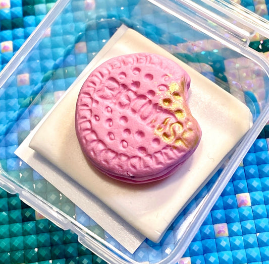 Pink Biscuit. Wt. 9-10g. Scent: Strawberry