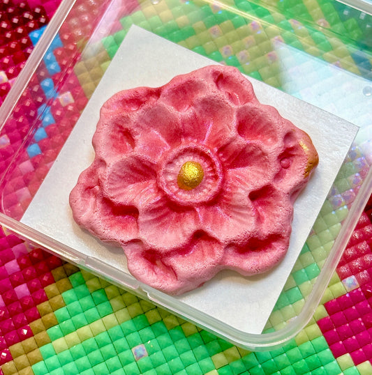 Pink Hellebores flower. Wt. 10g. Scent: Juicy Flower