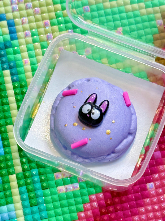 Delivery Cat Macaron. Wt. 9-10g. Scent: Lime Lemonade