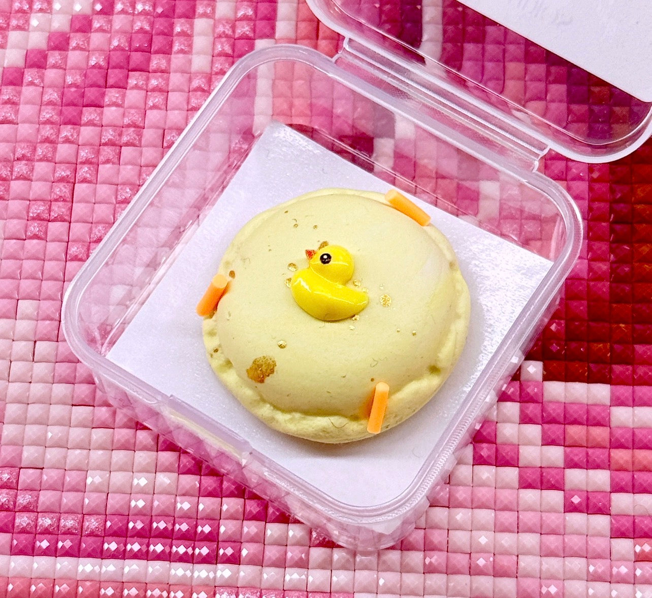 Duck macaron | Wt. 9-10g | Scent: Peach
