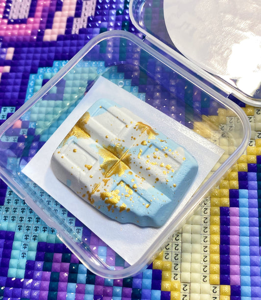 Chocolate Bar. Blue. Wt. 10-11g. Scent: Dewberry