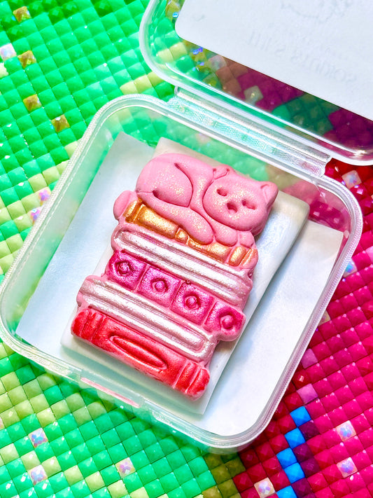 Cat & books | Wt. 9-10g | Scent: Apple Cinnamon Buns