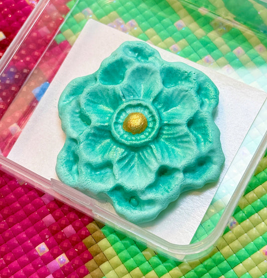 Green Hellebore flower. Wt. 10g. Scent: Adore You