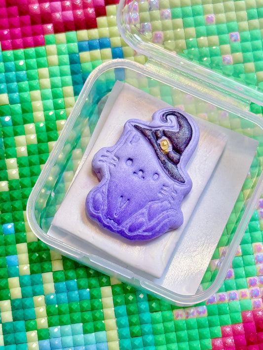 Witch Cat. Wt. 9-10g. Scent: Witch’s Cauldron
